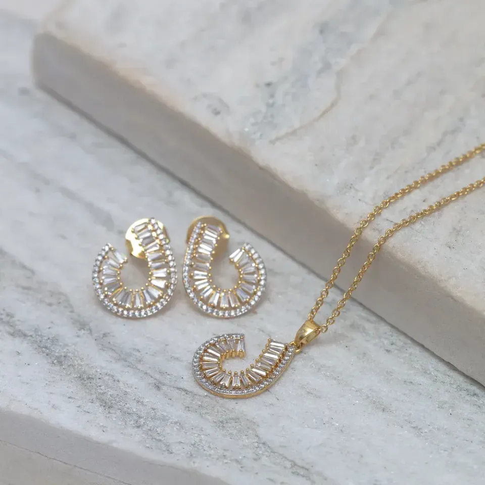CONJUNTO COM ZIRCÔNIAS NAVETE CRISTAIS BANHO OURO 18K