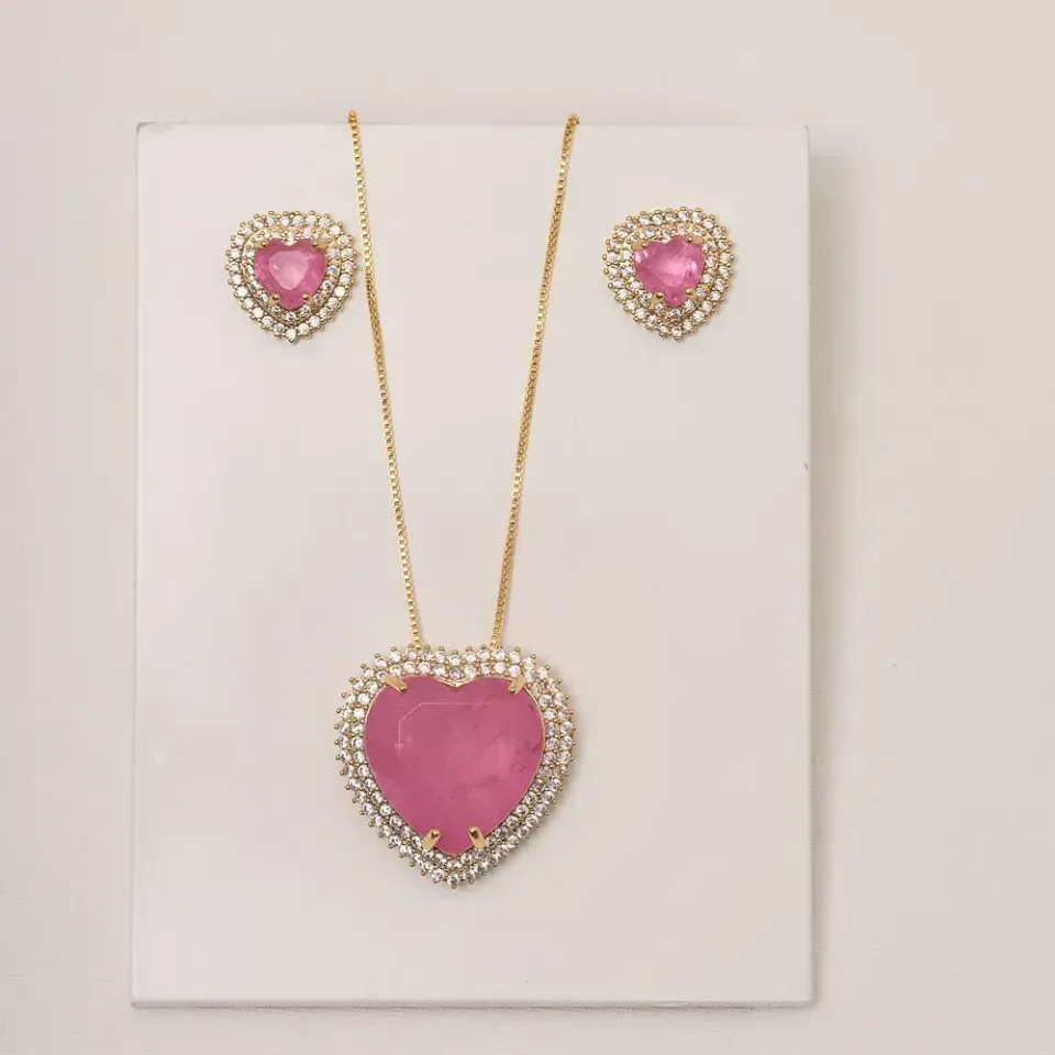CONJUNTO CORAÇÃO COM ZIRCÔNIAS E PEDRA COR PINK BANHO OURO 18K