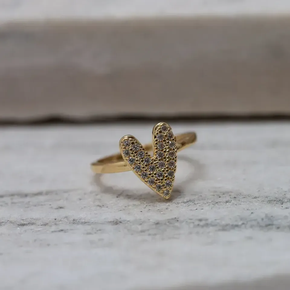 ANEL CORAÇÃO CRAVEJADO COM ZIRCÔNIAS BANHO OURO 18K