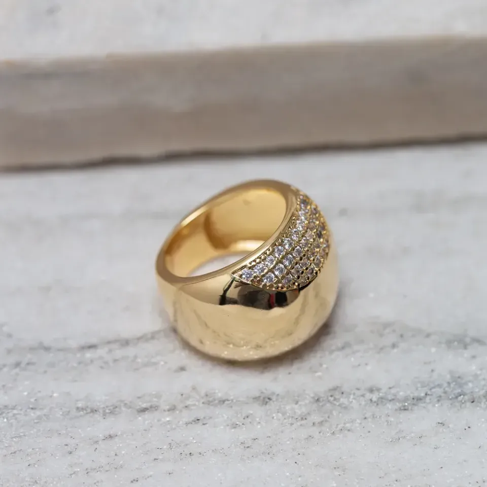 ANEL GRANDE LISO E COM ZIRCÔNIAS BANHO OURO 18K