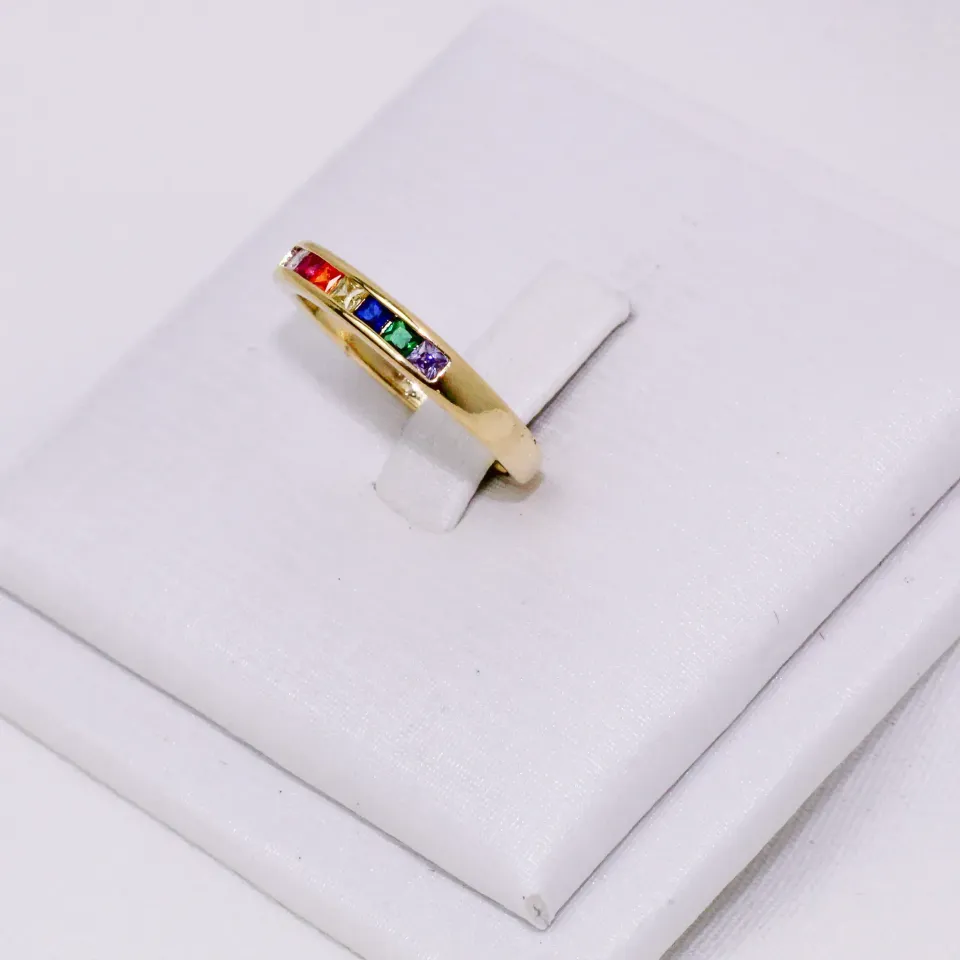 ANEL COM ZIRCÔNIAS COLORIDAS BANHO OURO 18K