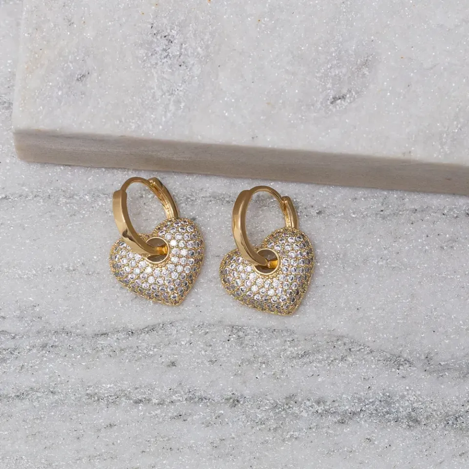 BRINCO ARGOLA COM PINGENTE CORAÇÃO CRAVEJADO BANHO OURO 18K