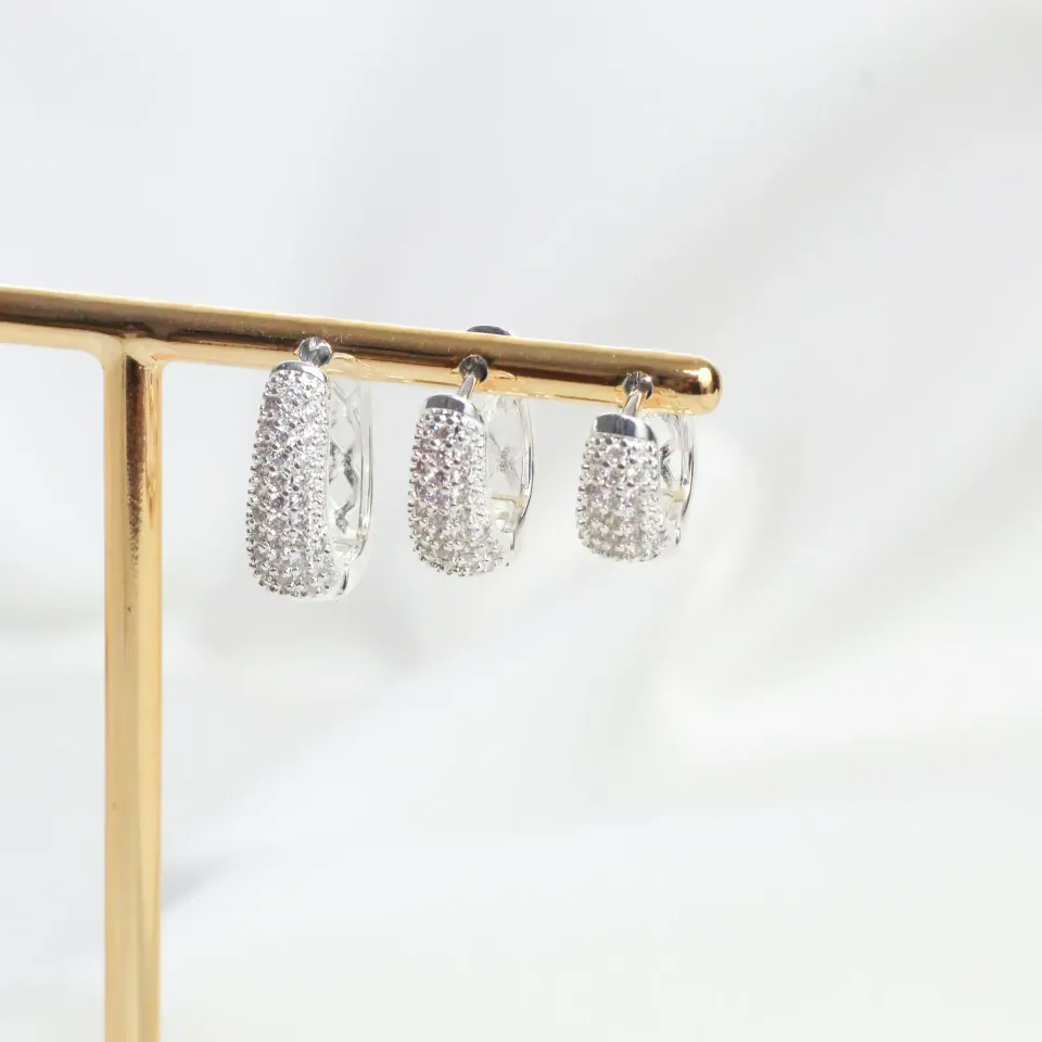 BRINCO ARGOLA P OVAL ZIRCÔNIAS CRISTAIS BANHO PRATA