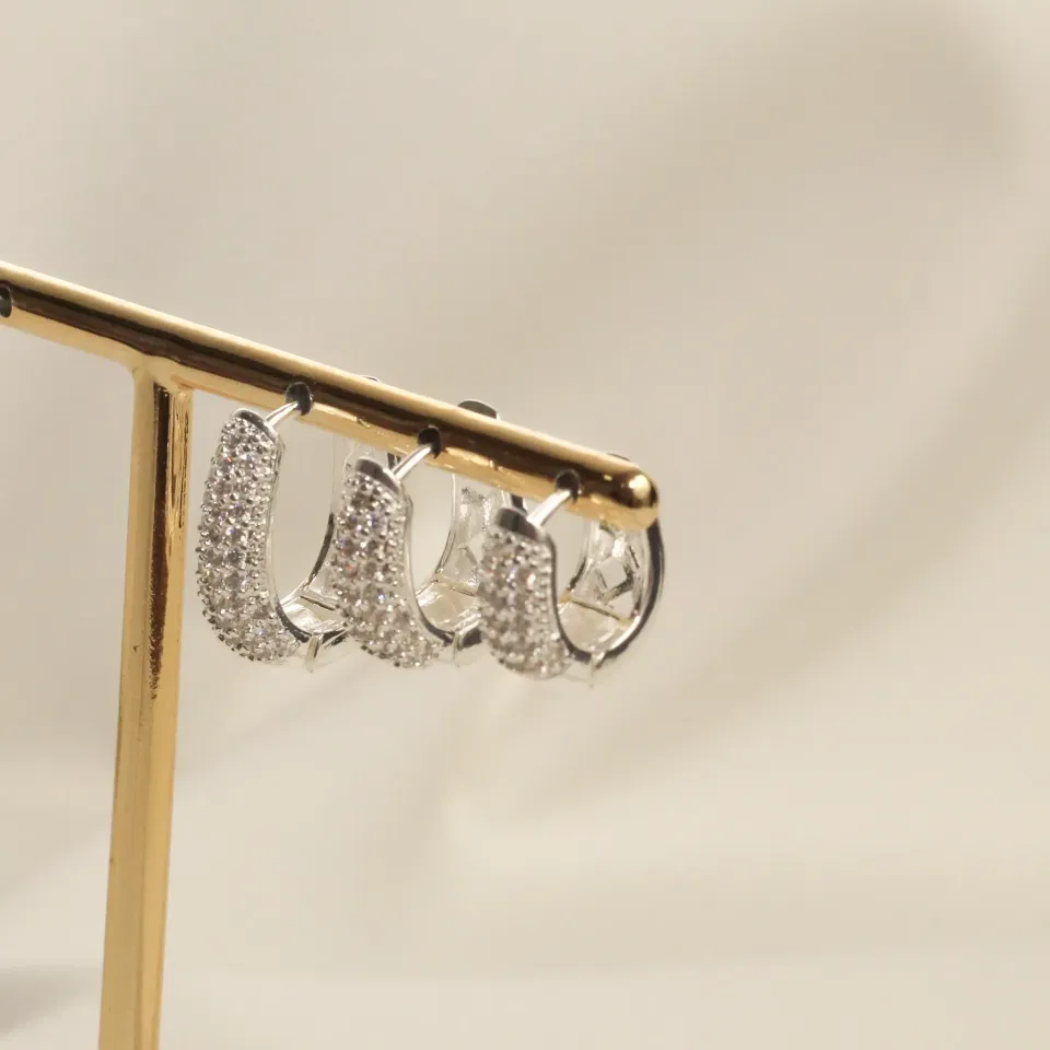 BRINCO ARGOLA M OVAL ZIRCÔNIAS CRISTAIS BANHO PRATA