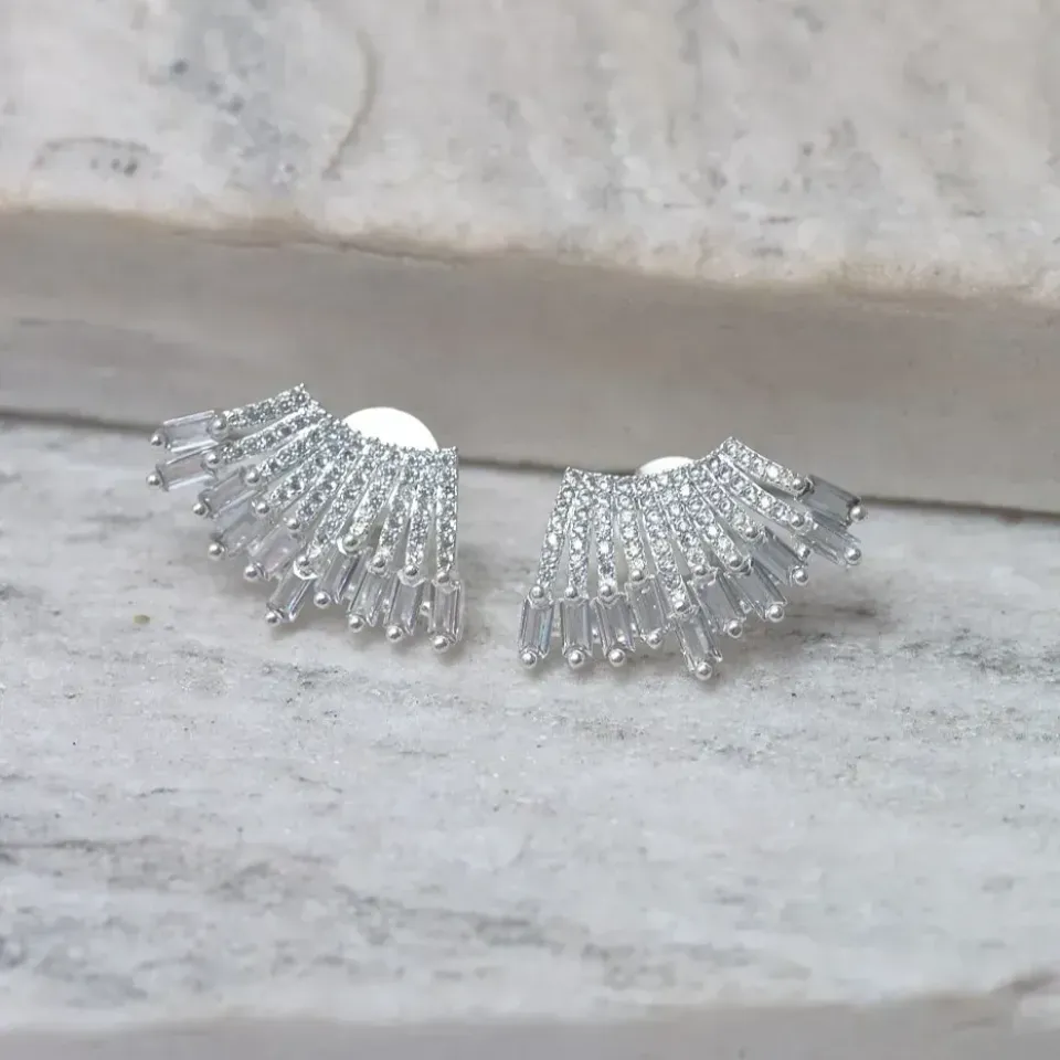 BRINCO EAR CUFF COM ZIRCÔNIAS NAVETE CRISTAIS BANHO PRATA