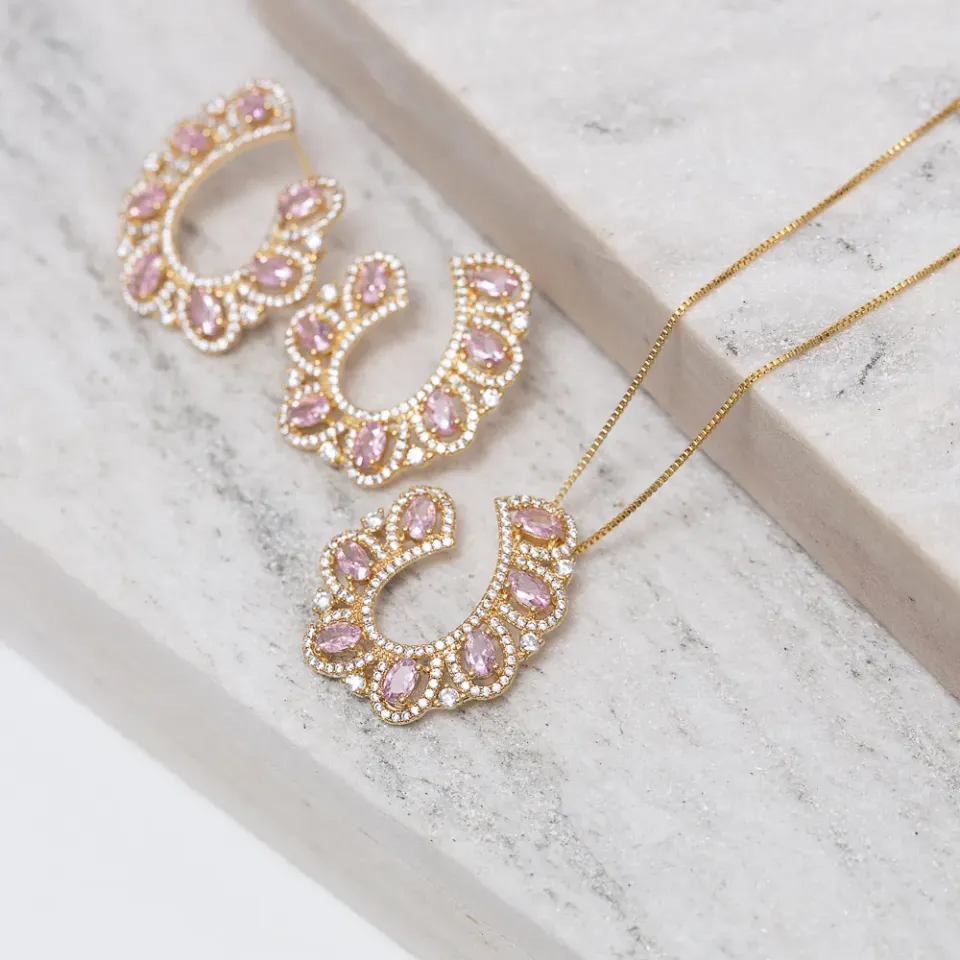 CONJUNTO CRAVEJADO COM ZIRCÔNIAS ROSA CLARO BANHO OURO 18K