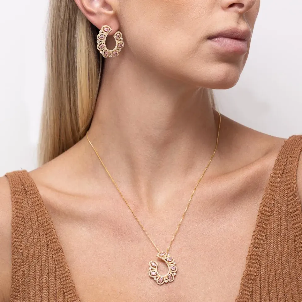 CONJUNTO CRAVEJADO COM ZIRCÔNIAS ROSA CLARO BANHO OURO 18K