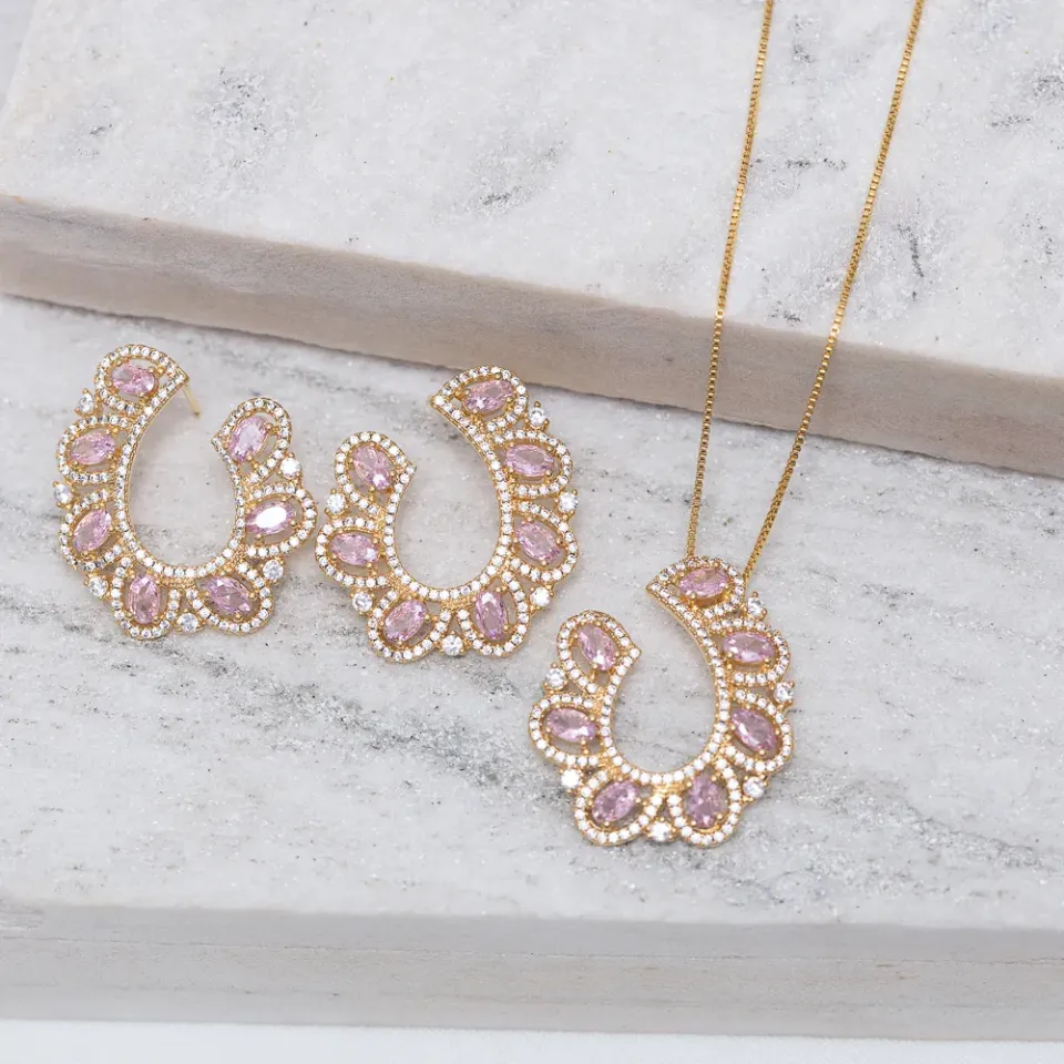 CONJUNTO CRAVEJADO COM ZIRCÔNIAS ROSA CLARO BANHO OURO 18K