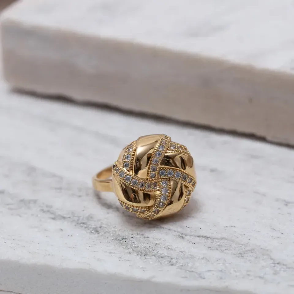 ANEL BOTÃO TRANÇADO COM ZIRCÔNIAS BANHO OURO 18K