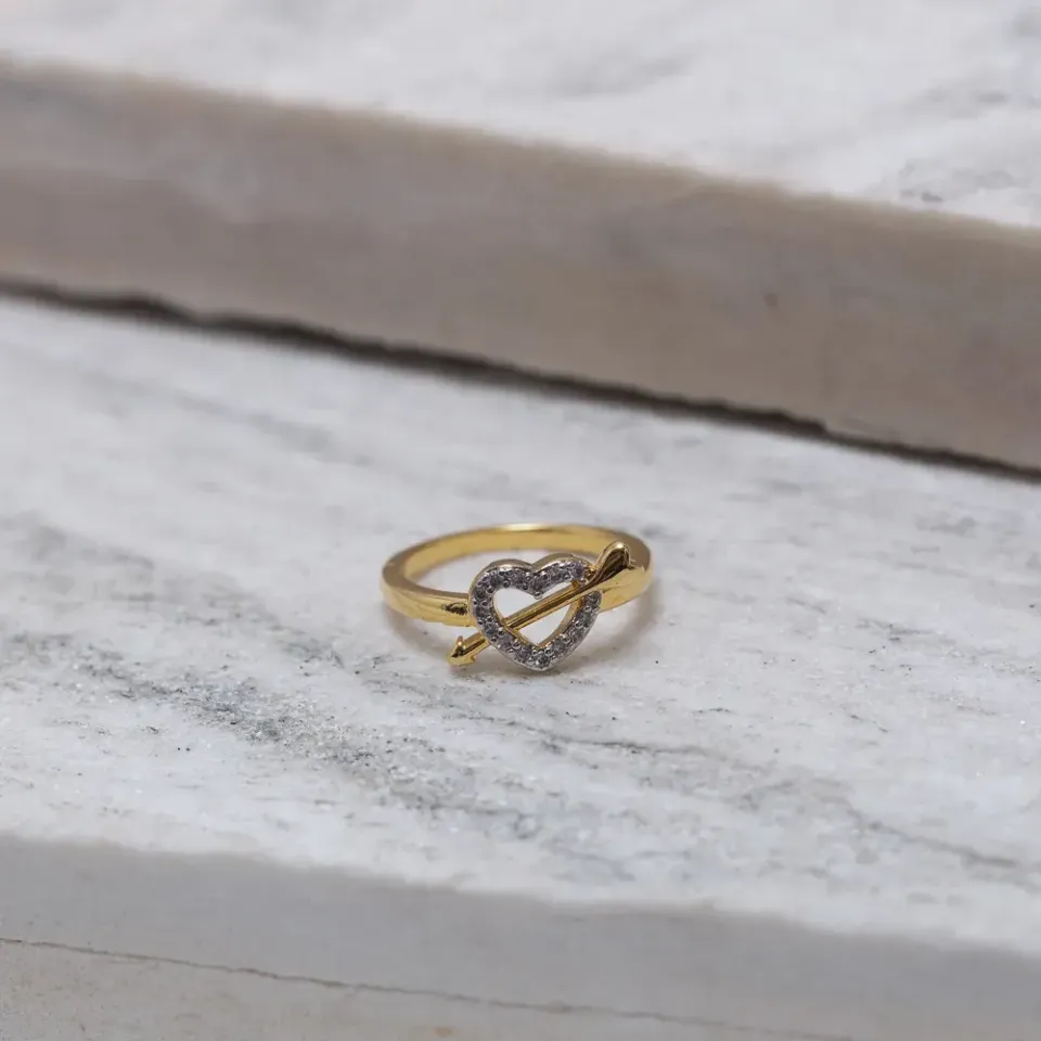 ANEL CORAÇÃO CAVEJADO COM FLECHA BANHO OURO 18K