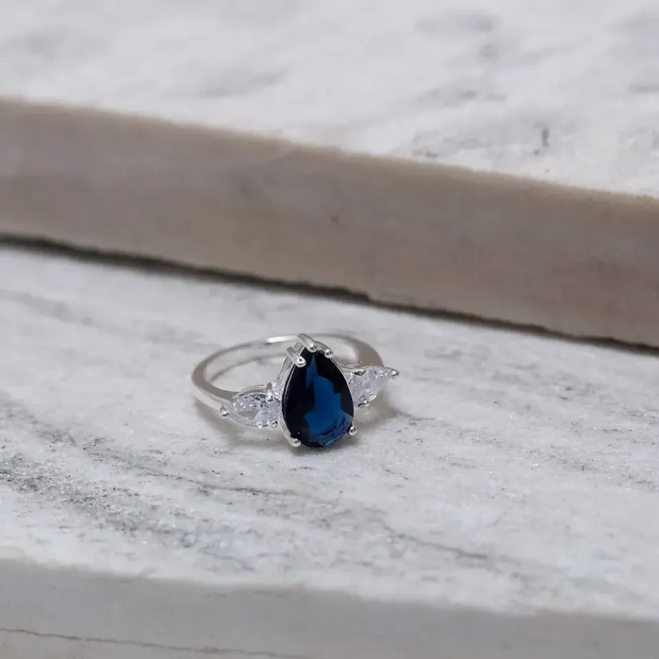 ANEL FORMATURA GOTA COM PEDRA AZUL MARINHO BANHO PRATA