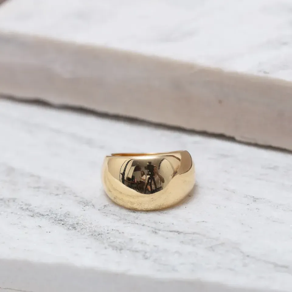 ANEL LISO ABAULADO OCO BANHO OURO 18K