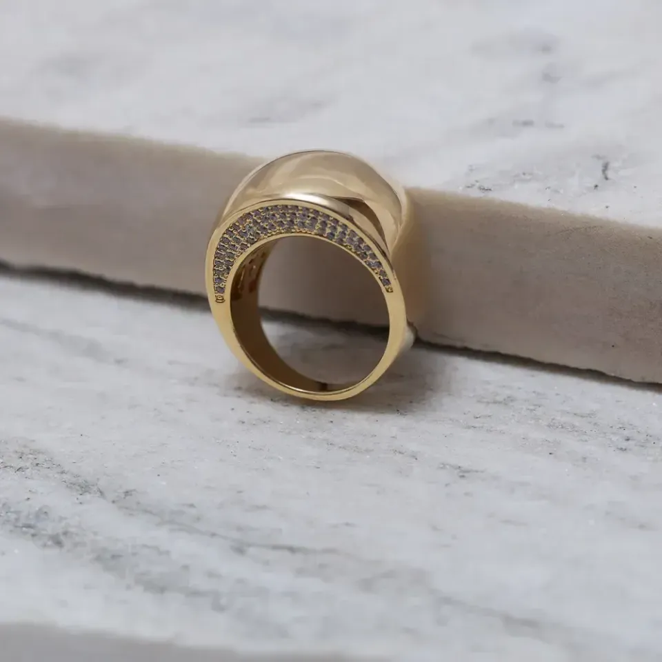 ANEL GRANDE ABAULADO COM ZIRCÔNIA LATERAL BANHO OURO 18K