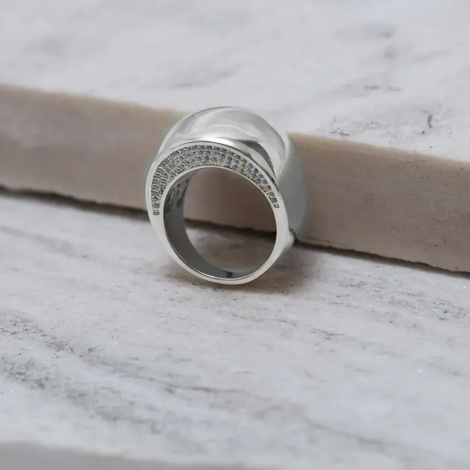 ANEL GRANDE ABAULADO COM ZIRCÔNIA LATERAL BANHO OURO 18K