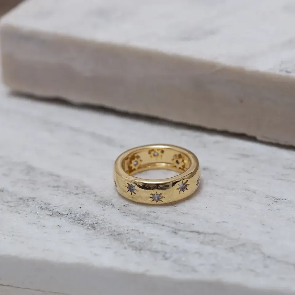 ANEL LARGO COM ESTRELAS CRISTAIS BANHO OURO 18K