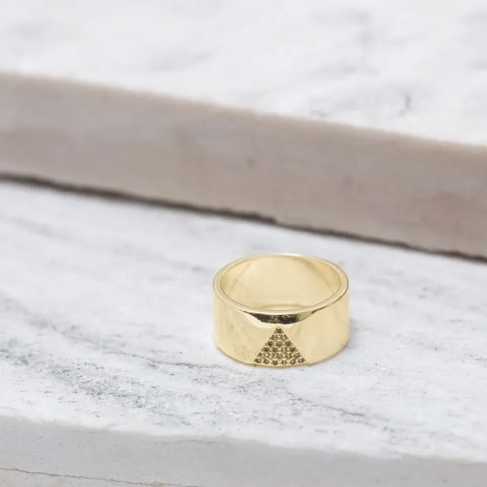 ANEL LARGO COM TRIÂNGULO DE ZIRCÔNIAS BANHO OURO 18K