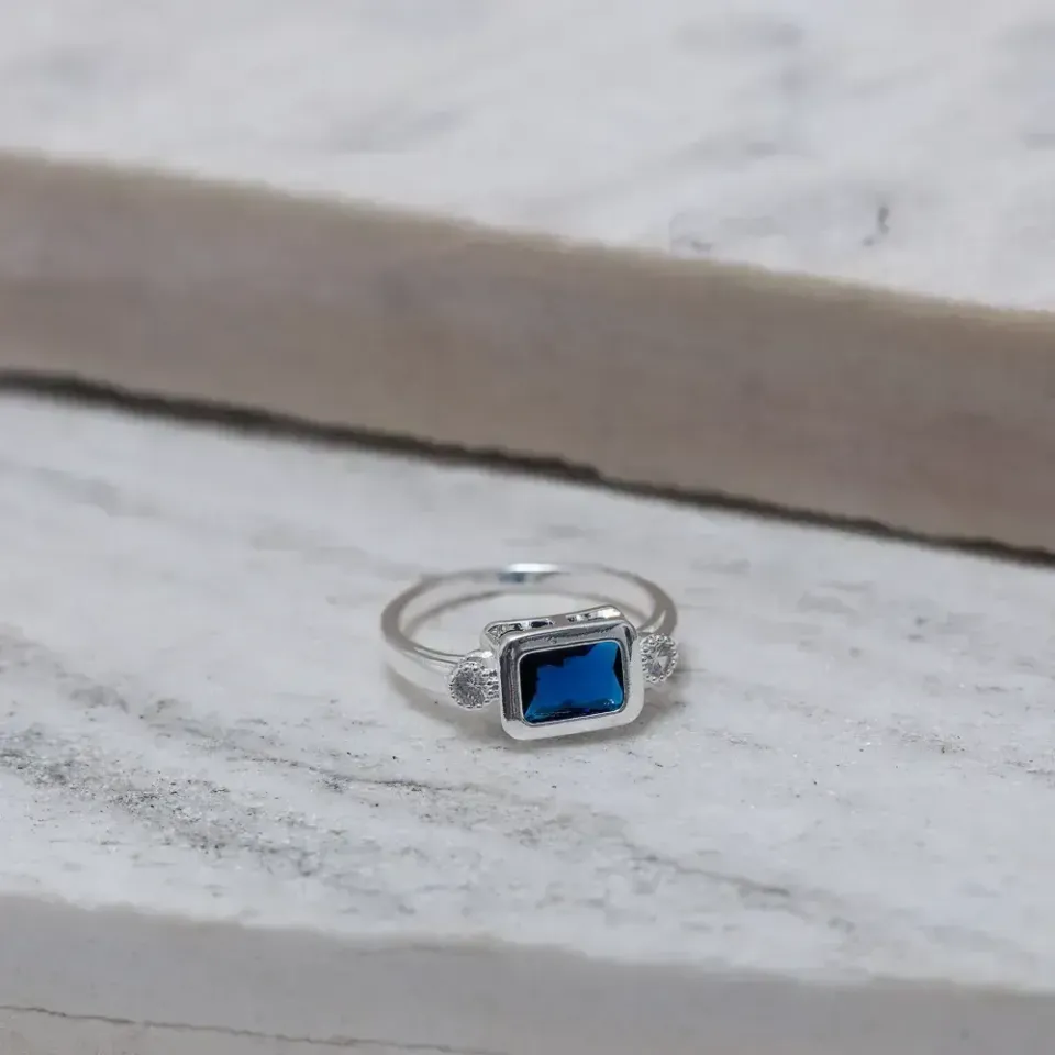 ANEL QUADRADO COM PEDRA AZUL MARINHO BANHO PRATA