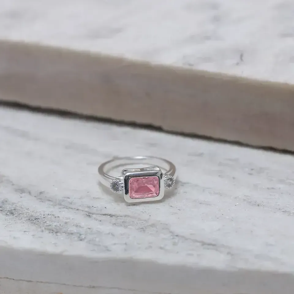 ANEL QUADRADO COM PEDRA ROSA CLARO BANHO PRATA