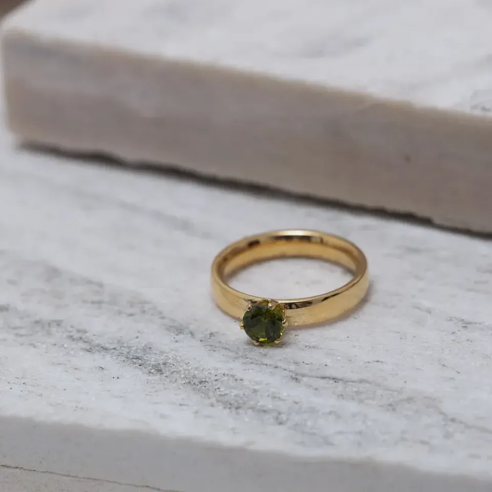 ANEL SOLITÁRIO COM PEDRA VERDE BANHO OURO 18K