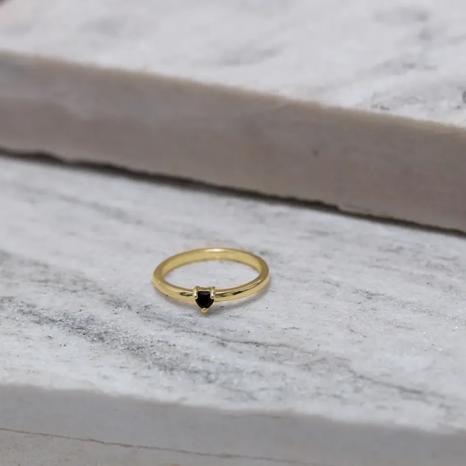 ANEL SOLITÁRIO CORAÇÃO COM PEDRA PRETO BANHO OURO 18K