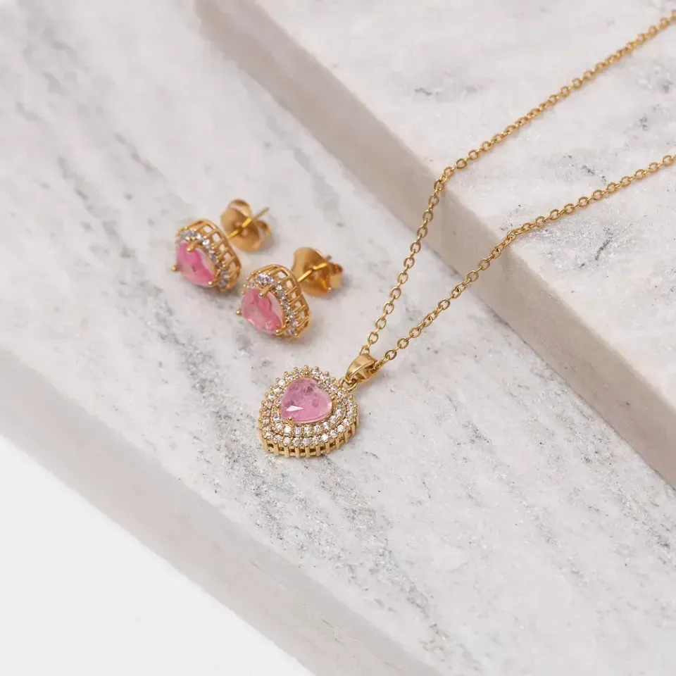 CONJUNTO CORAÇÃO COM PEDRA ZIRCÔNIA ROSA IOGURTE BANHO OURO 18K
