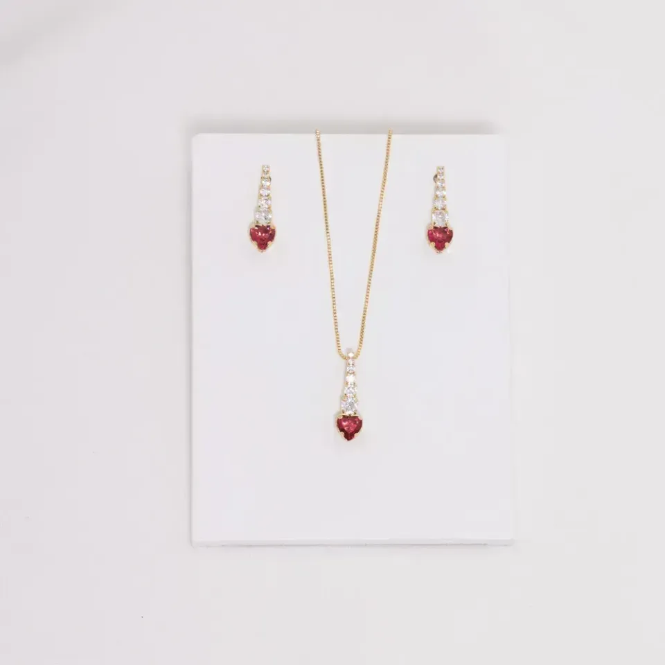 CONJUNTO CORAÇÃO PALITO COM ZIRCÔNIA VERMELHO RUBI BANHO OURO 18K