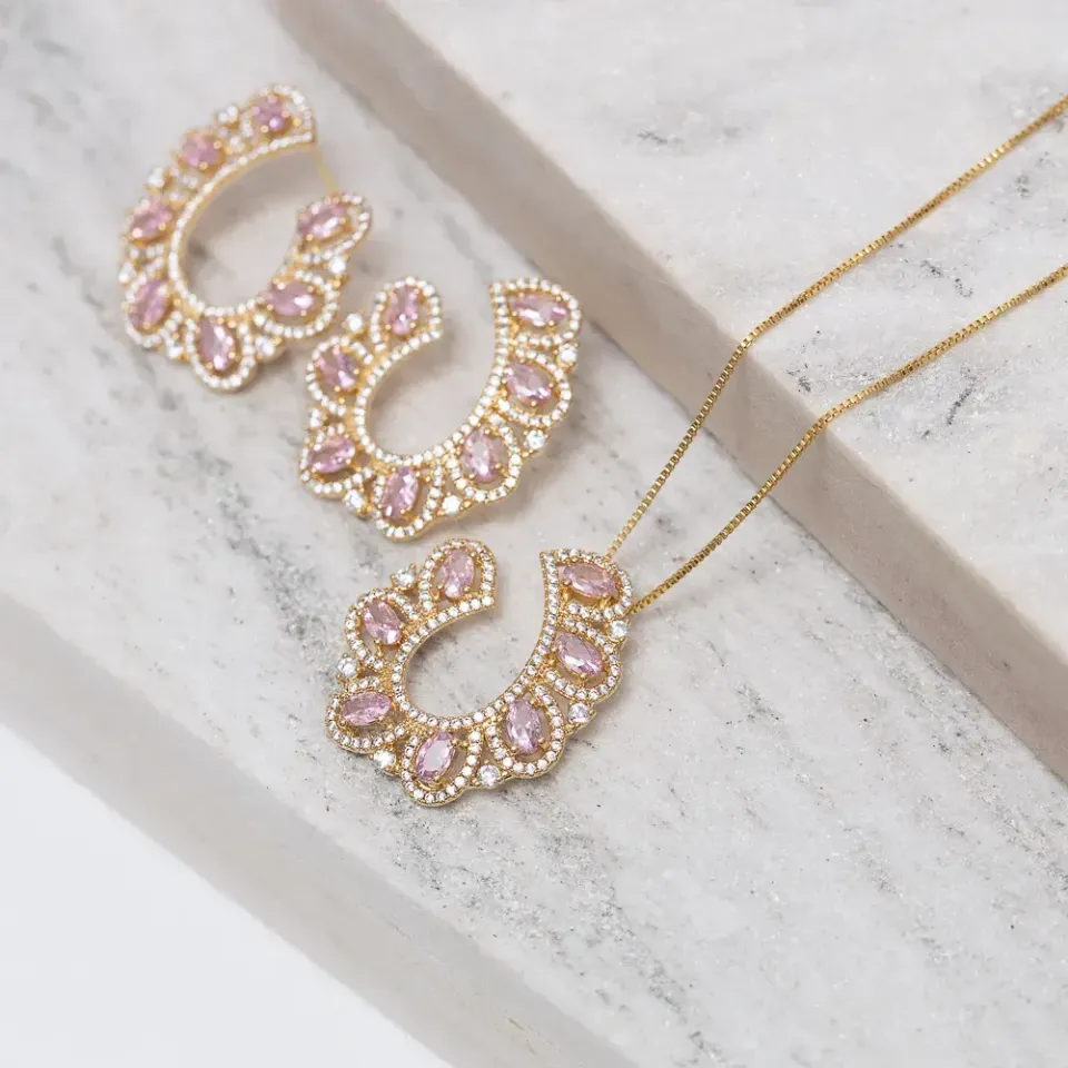 CONJUNTO CRAVEJADO COM ZIRCÔNIAS ROSA CLARO BANHO OURO 18K