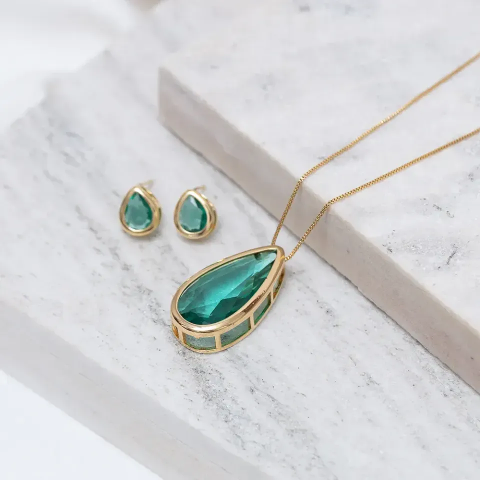 CONJUNTO GOTA GRANDE COM PEDRA VERDE BANHO OURO 18K