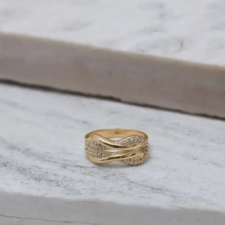ANEL NÓ LUXO CRAVEJADO COM ZIRCÔNIAS BANHO OURO 18K
