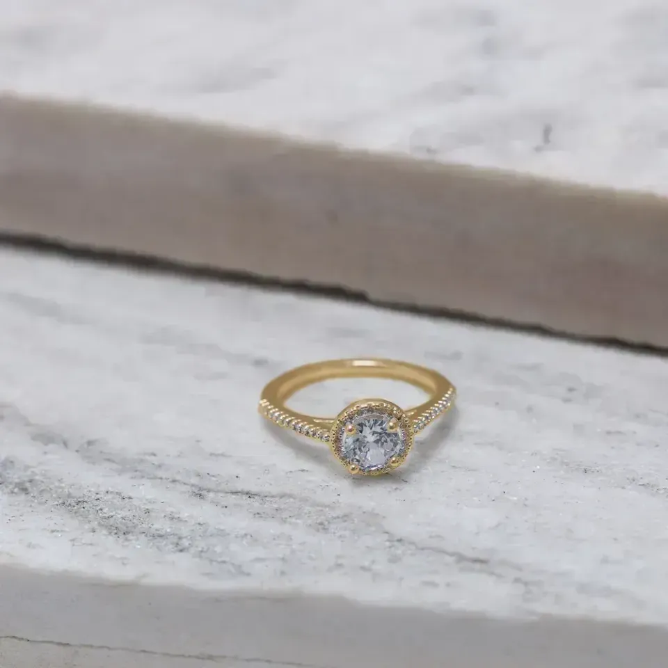 ANEL SOLITÁRIO CRAVEJADO COM ZIRCÔNIAS BANHO OURO 18K