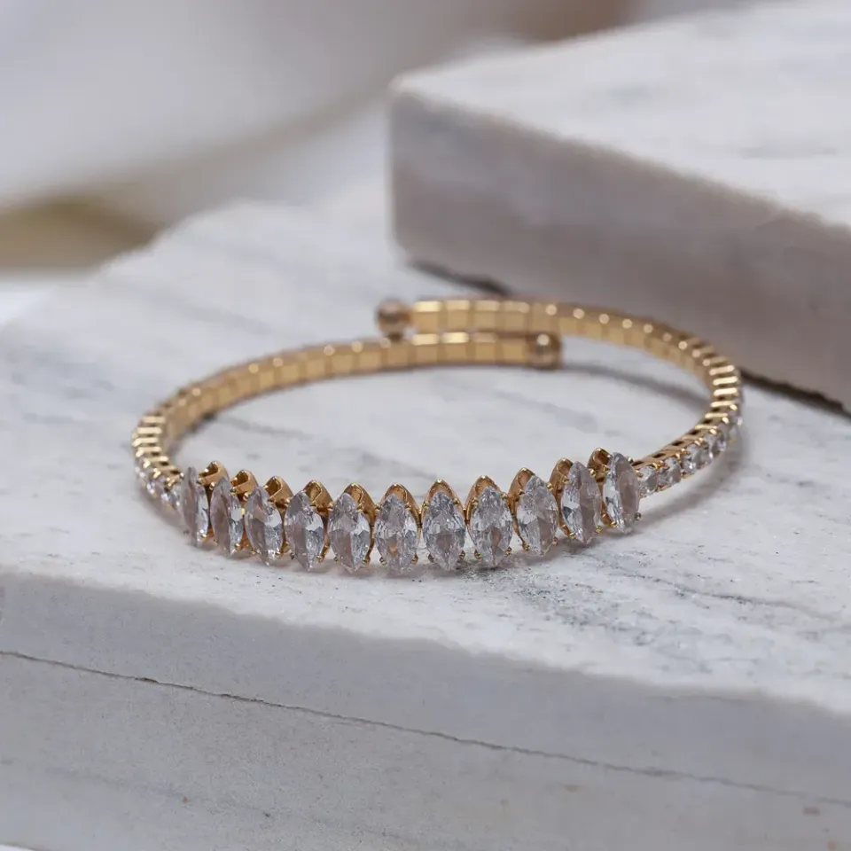 BRACELETE FLEXÍVEL CRAVEJADO COM ZIRCÔNIAS BANHO OURO 18K