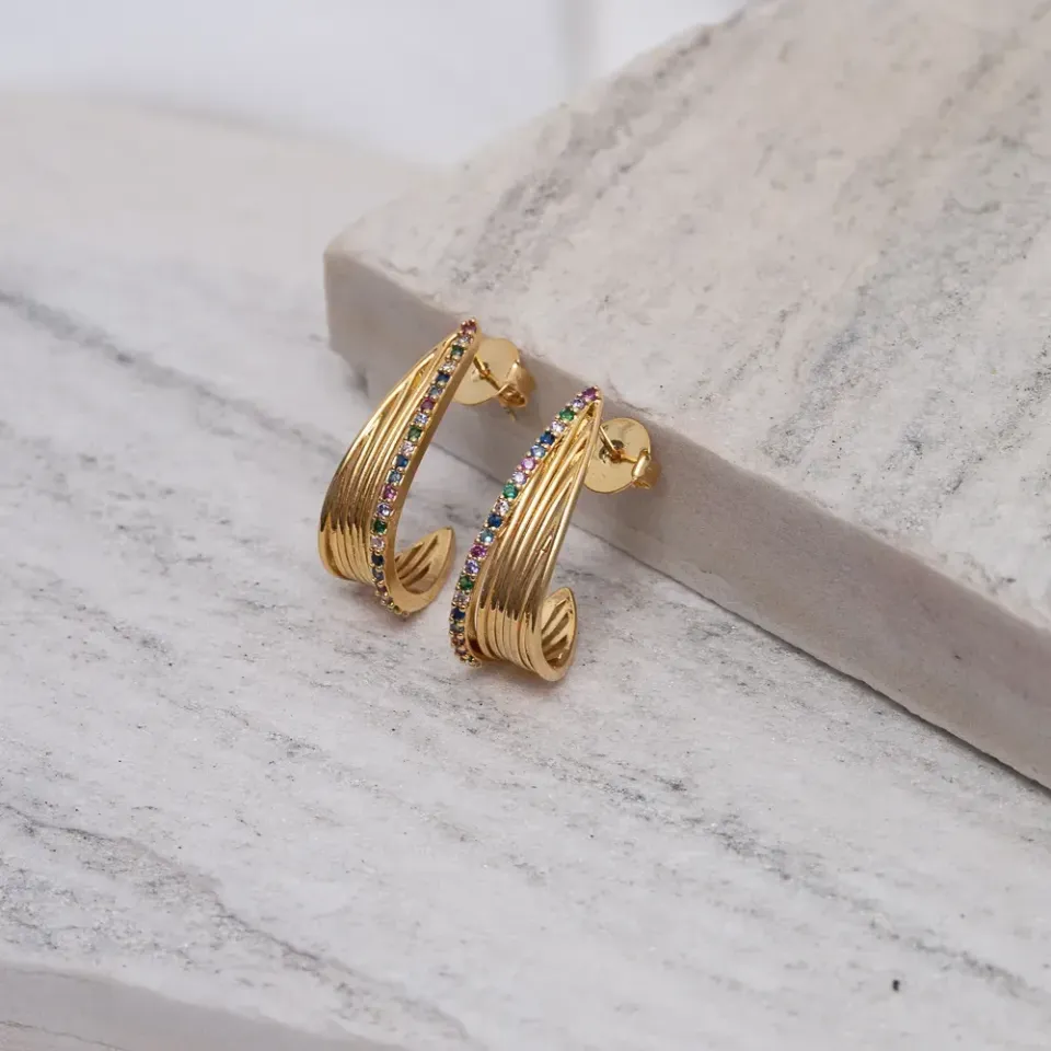 BRINCO GOTA RISCADA E COM ZIRCÔNIAS COLORIDAS BANHO OURO 18K
