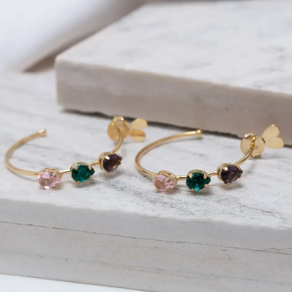 BRINCO ARGOLA COM PEDRAS COLORIDAS BANHO OURO 18K