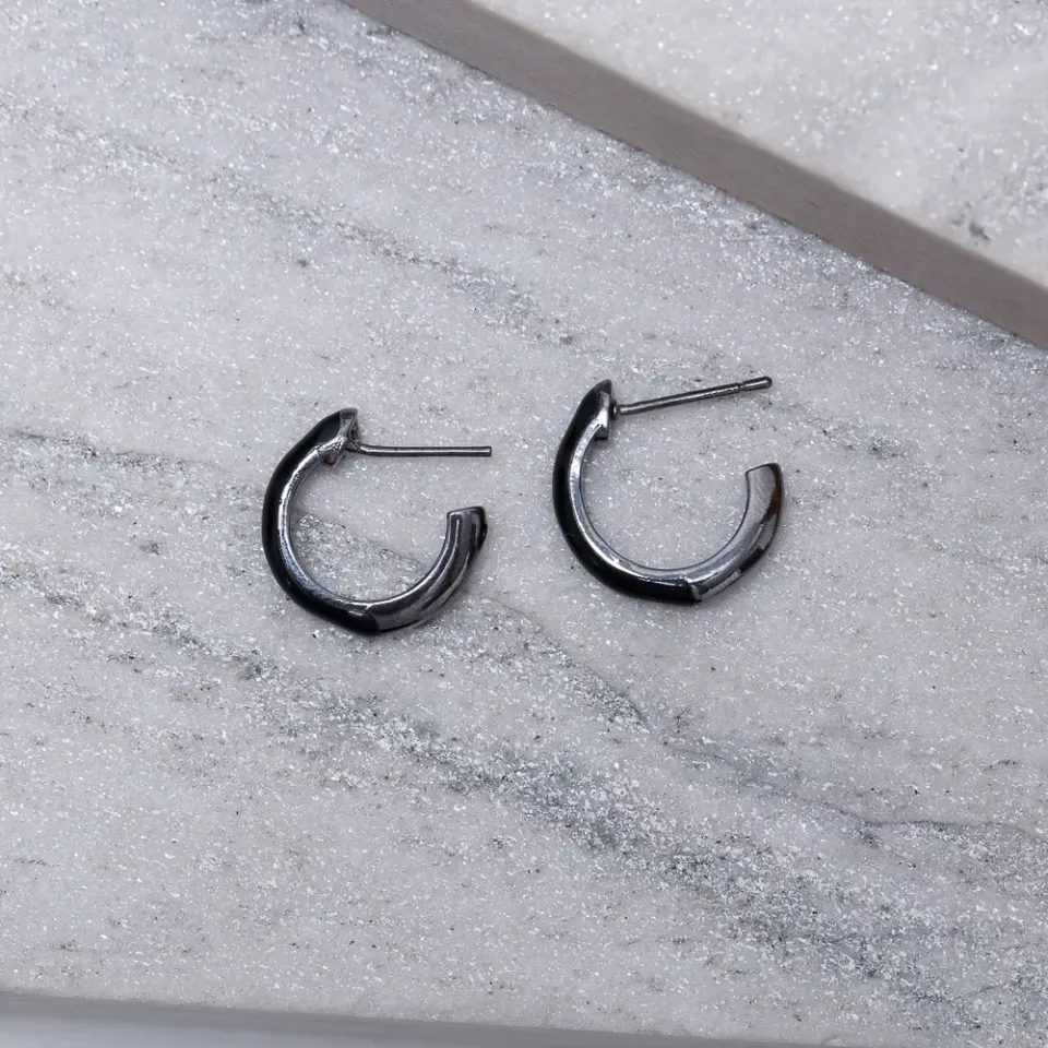 BRINCO ARGOLA ESMALTADA PRETO M BANHO RÓDIO NEGRO