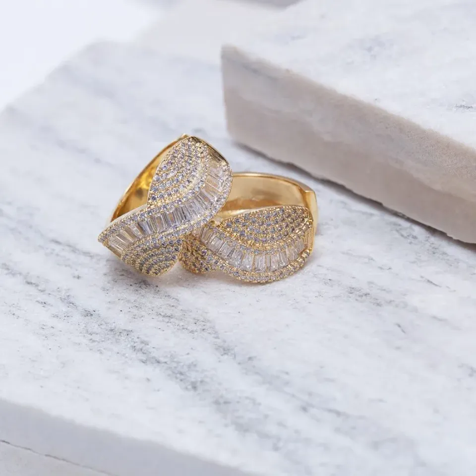 BRINCO ARGOLA GRANDE COM ZIRCÔNIA BANHO OURO 18K