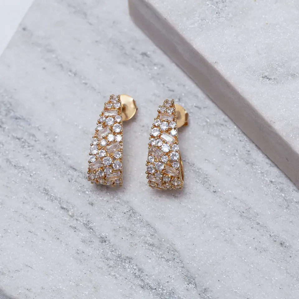 BRINCO GOTA CRAVEJADA COM ZIRCÔNIAS CRISTAIS BANHO OURO 18K