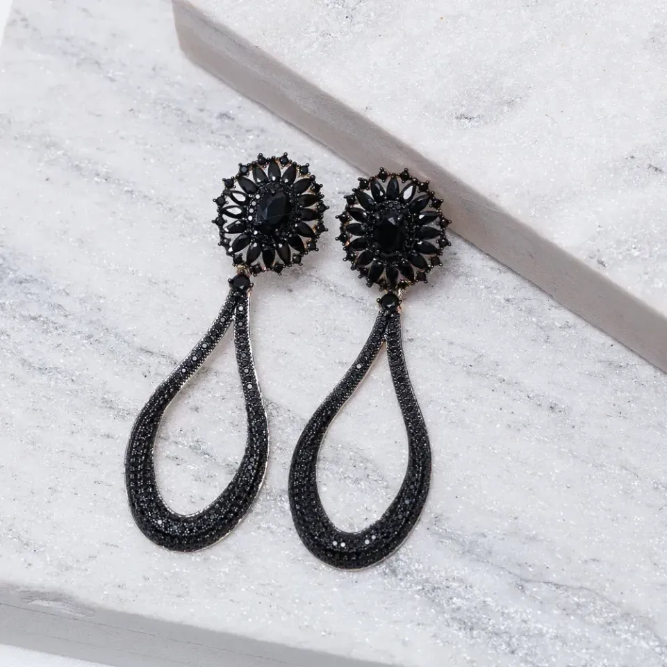 BRINCO INDIANO GOTA COM ZIRCÔNIAS NEGRAS BANHO OURO 18K