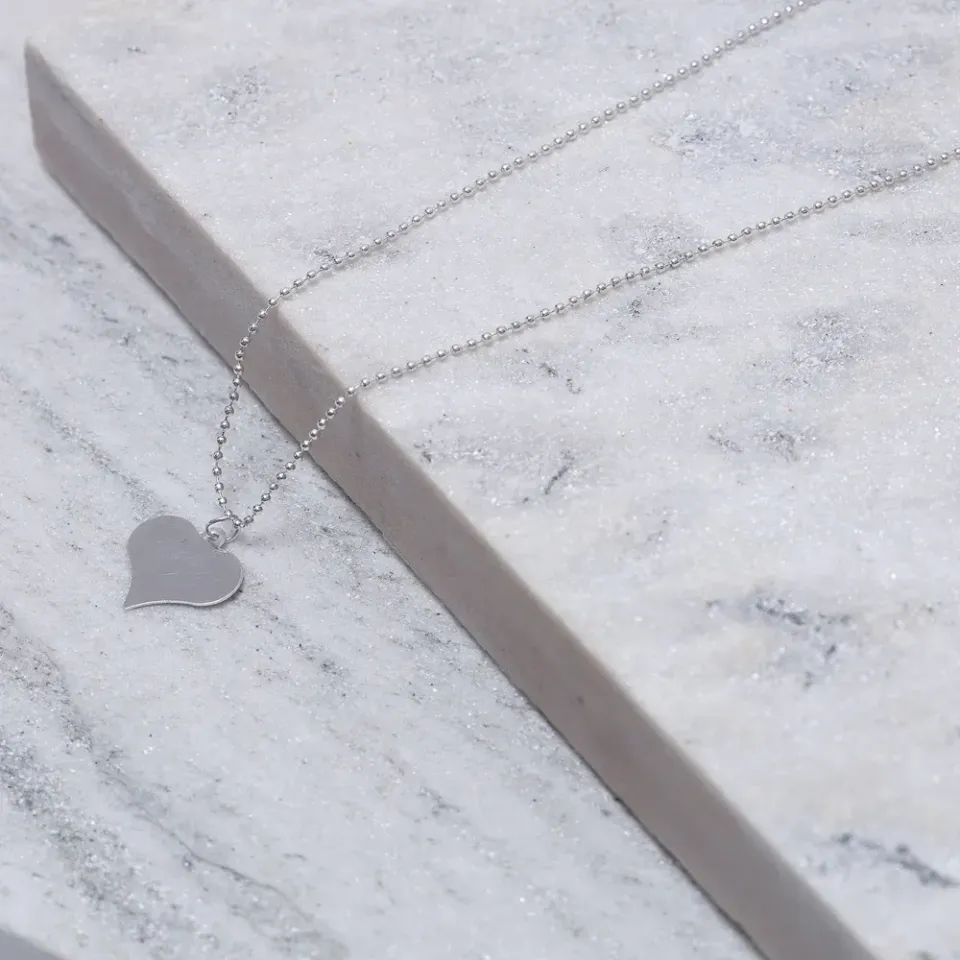CHOKER BOLINHA DIAMANTADA COM CORAÇÃO CHAPINHA BANHO PRATA