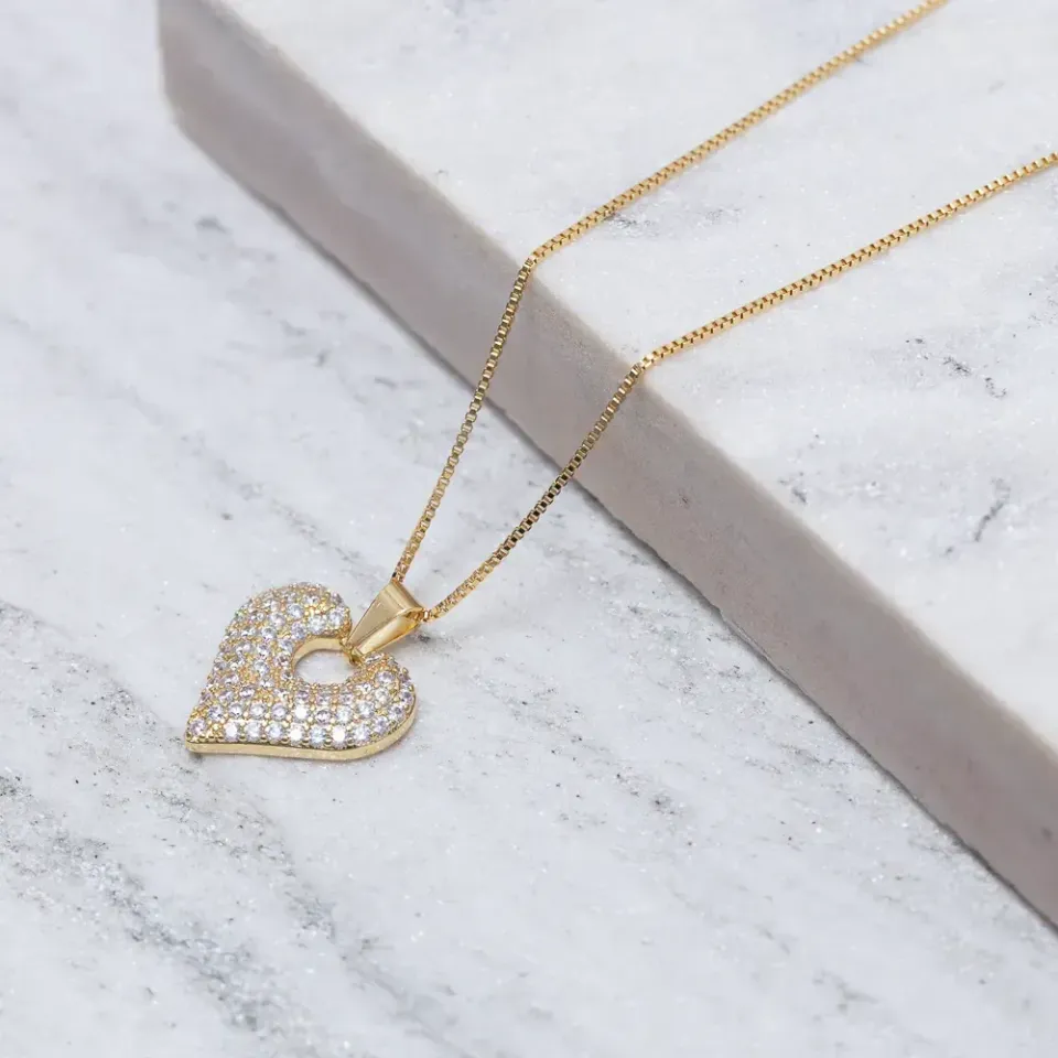 COLAR CORAÇÃO CRAVEJADO BANHO OURO 18K