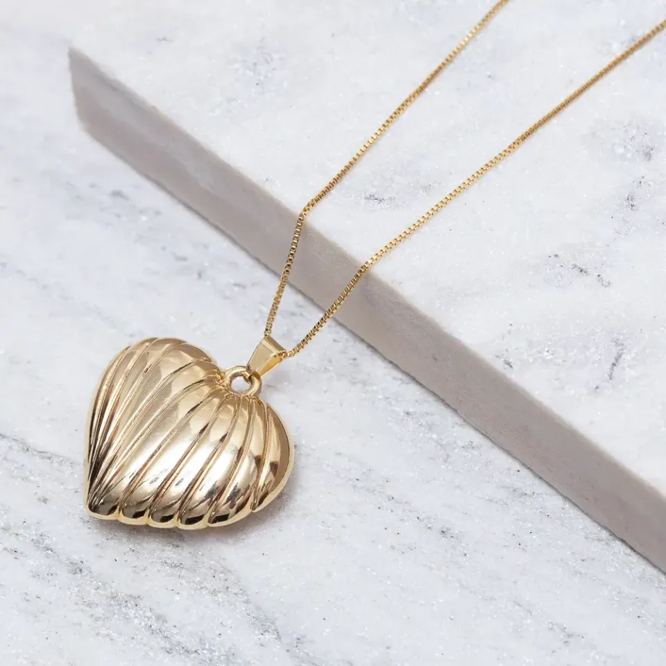 COLAR CORAÇÃO GRANDE TRABALHADO BANHO OURO 18K