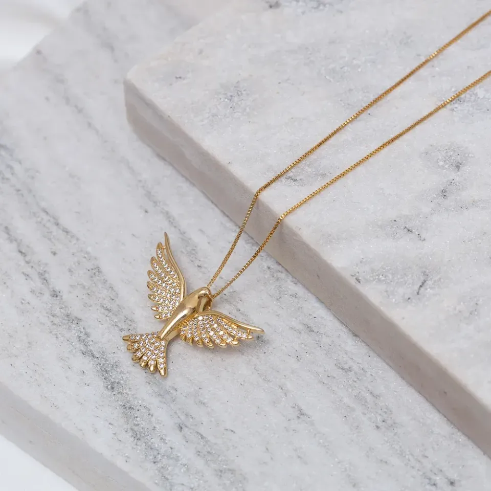 COLAR ESPÍRITO SANTO COM ZIRCÔNIAS CRISTAIS BANHO OURO 18K