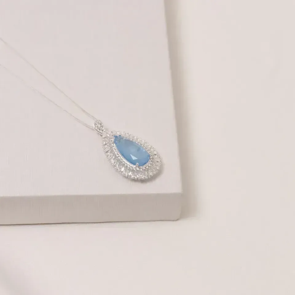 COLAR GOTA COM ZIRCÔNIAS E PEDRA AZUL CLARO M BANHO PRATA