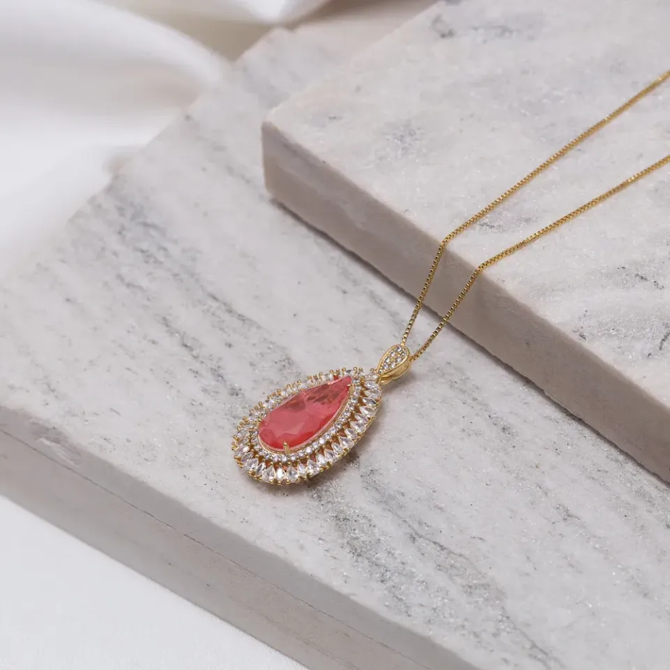 COLAR GOTA COM ZIRCÔNIAS E PEDRA GOIABA M BANHO OURO 18K