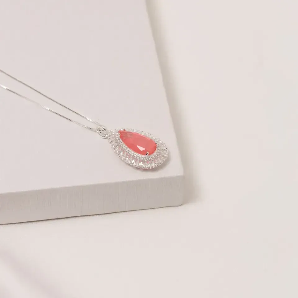 COLAR GOTA COM ZIRCÔNIAS E PEDRA SALMÃO M BANHO PRATA