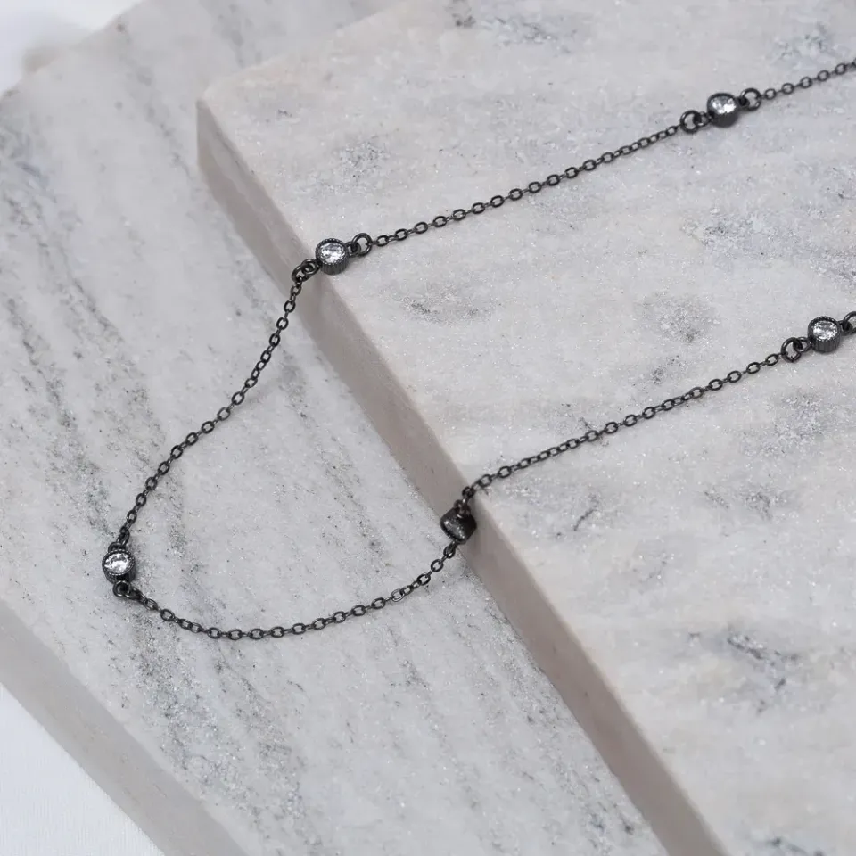 COLAR LONGO COM PEDRAS CRISTAIS BANHO RÓDIO NEGRO