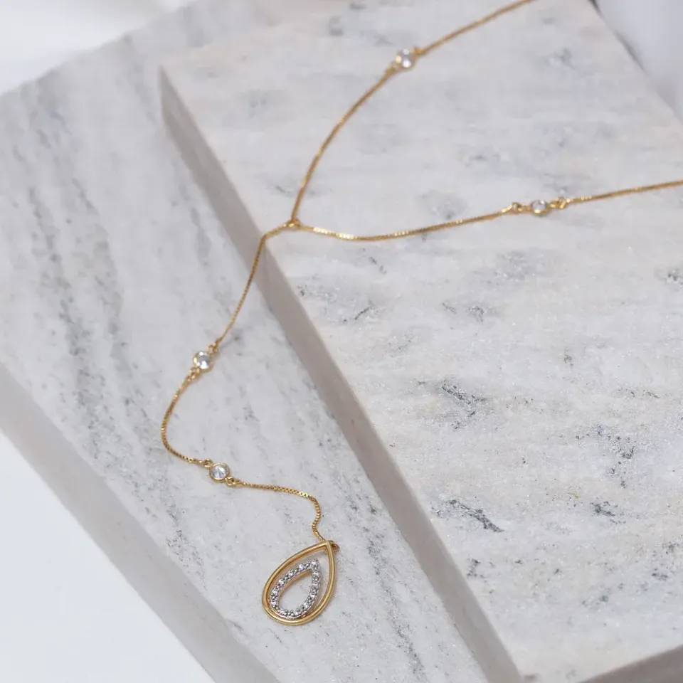 COLAR PÊNDULO COM GOTA CRAVEJADA BANHO OURO 18K