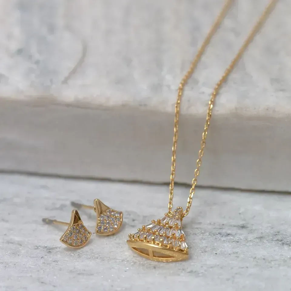 CONJUNTO LEQUE COM ZIRCÔNIAS CRISTAIS BANHO OURO 18K