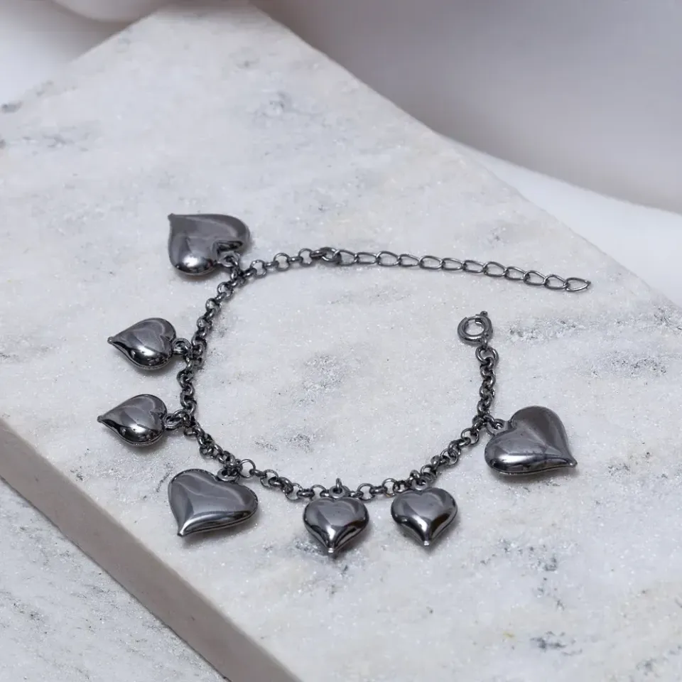 PULSEIRA COM PINGENTE CORAÇÕES BANHO RÓDIO NEGRO