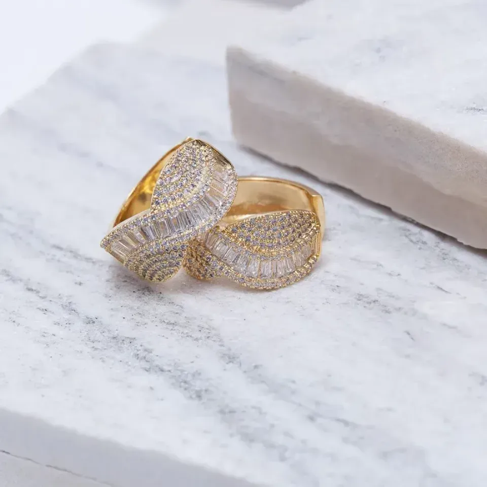 BRINCO ARGOLA COM ZIRCÔNIAS NAVETE BANHO OURO 18K