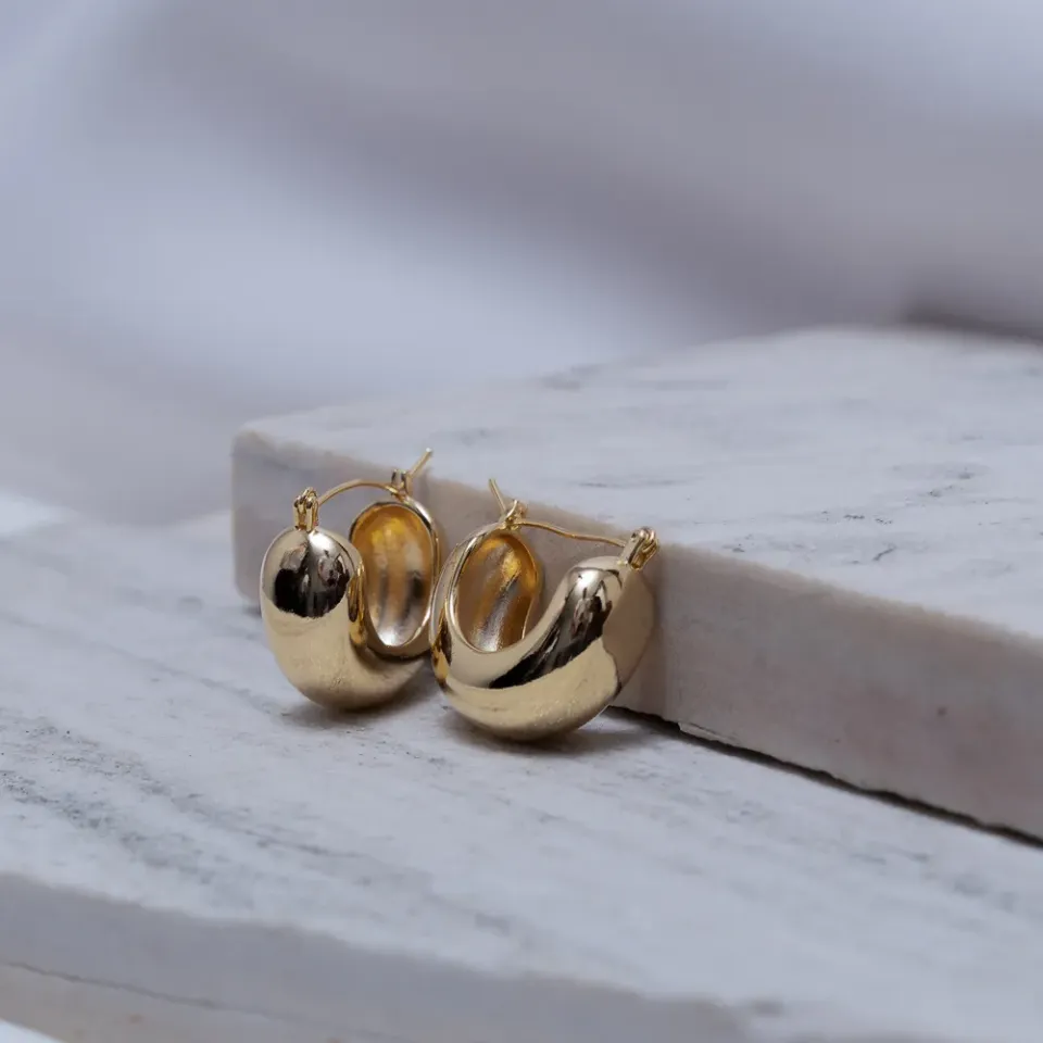BRINCO ARGOLA ABAULADA FECHO JOIA BANHO OURO 18K